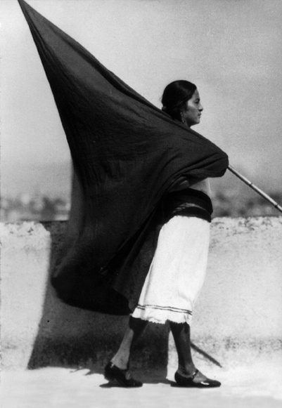 Revolução Mexicana - "Mujer con bandera", fotografia de Tina Modotti, 1928